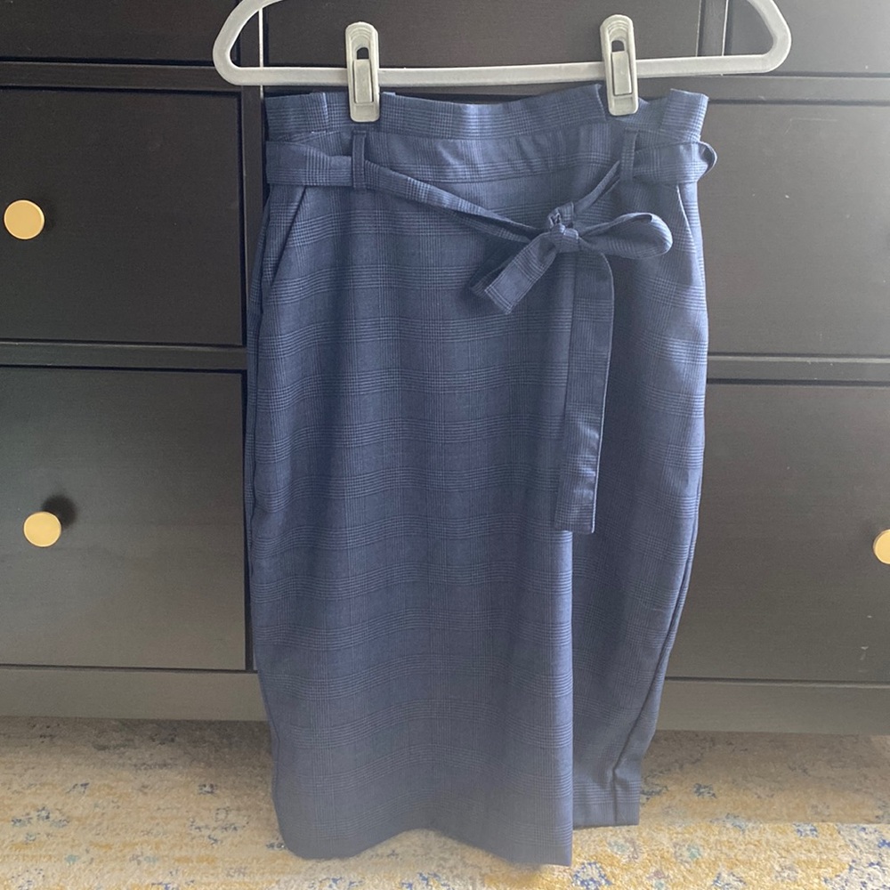 Adorable navy plaid pencil skirt!